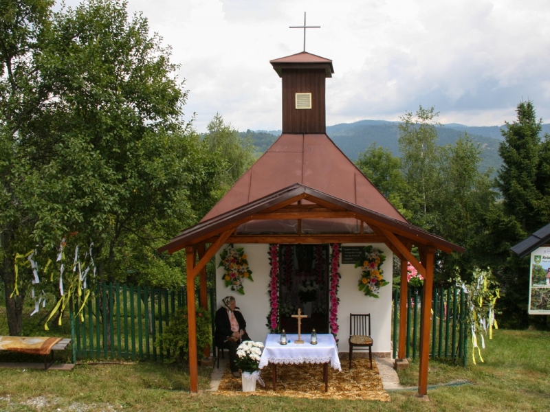 Pekne upravená a vyzdobená kaplka U Gašov
